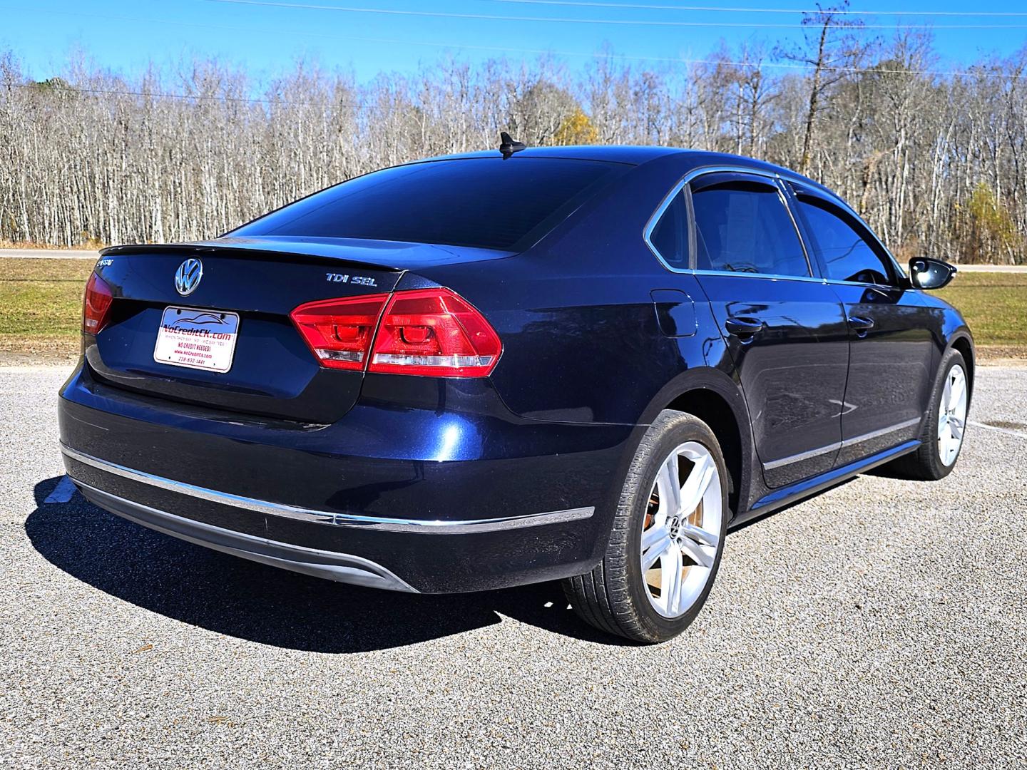 2012 Navy Blue Volkswagen Passat 2.0L TDI SE AT (1VWCN7A37CC) with an 2.0L L4 DIESEL engine, 6-Speed Automatic transmission, located at 18001 Kellogg Rd, Saucier, MS, 39574, (228) 832-1441, 39.421459, -76.641457 - Photo#6